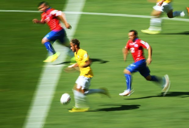 
                <strong>Brasilien vs. Chile (4:3 n.E.): Turbodribbler Neymar</strong><br>
                Da kann man nur ein verwackeltes Bild von ihm einzufangen: Neymar legt den Turbo ein.
              