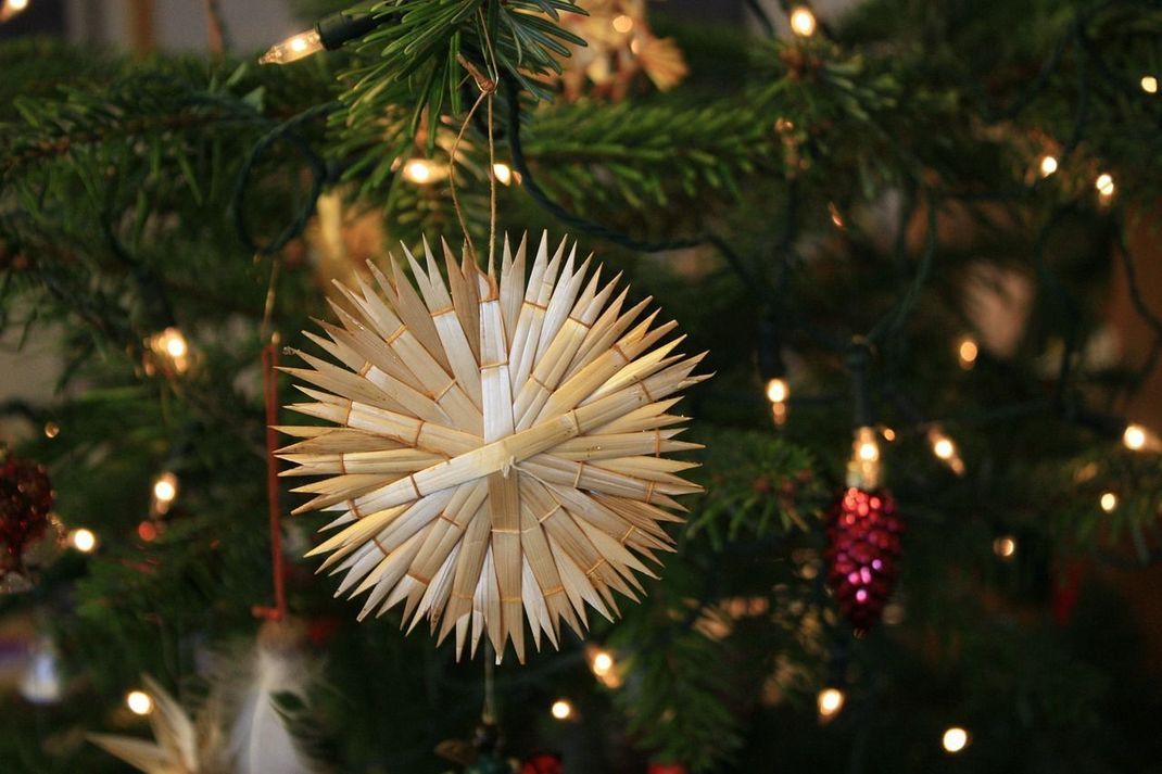 Am Weihnachtsbaum wirkt der Strohstern dank des Materials wunderbar natürlich.