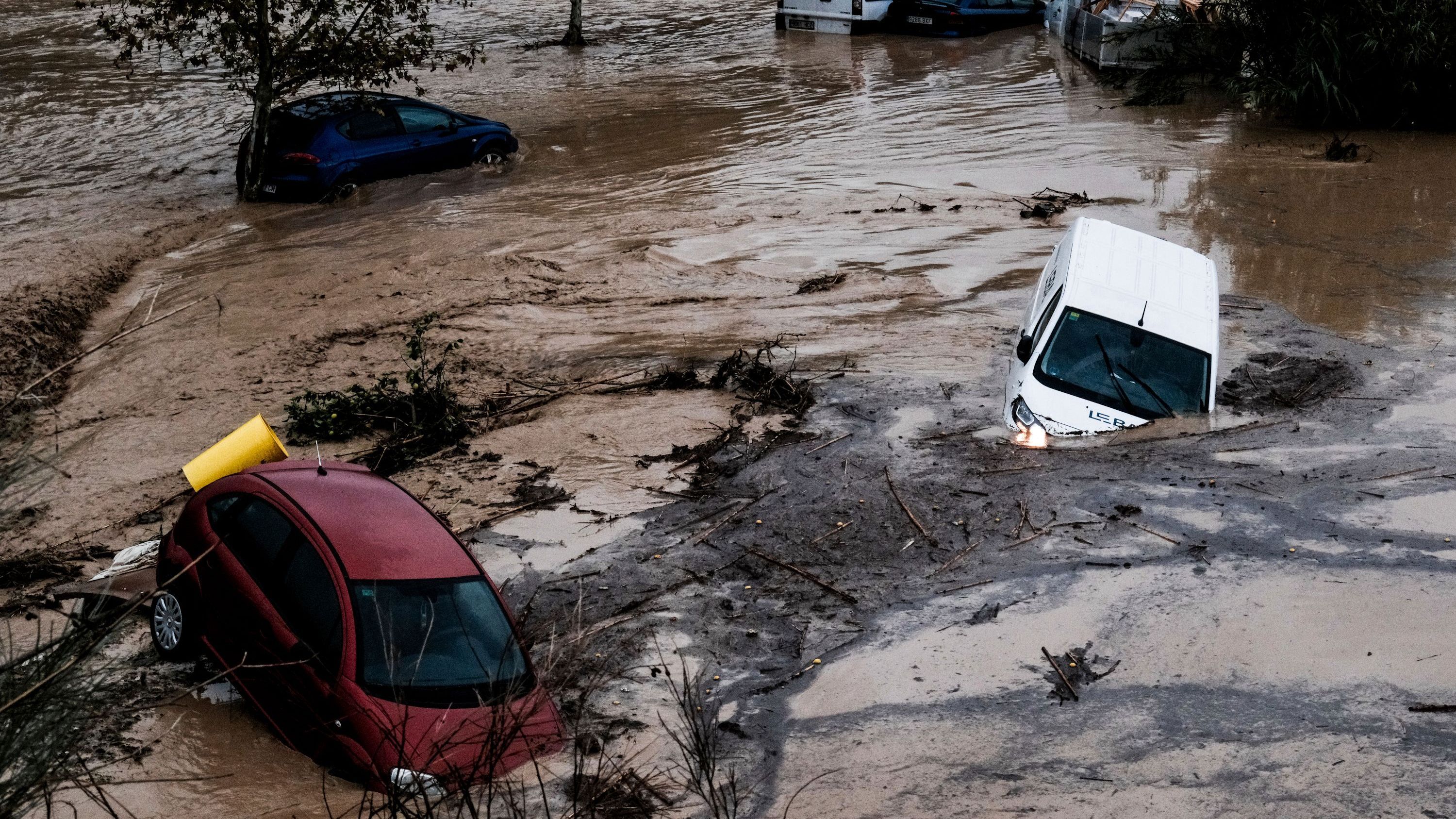 Spanien, Alora: Autos werden von den Wassermassen weggeschwemmt.