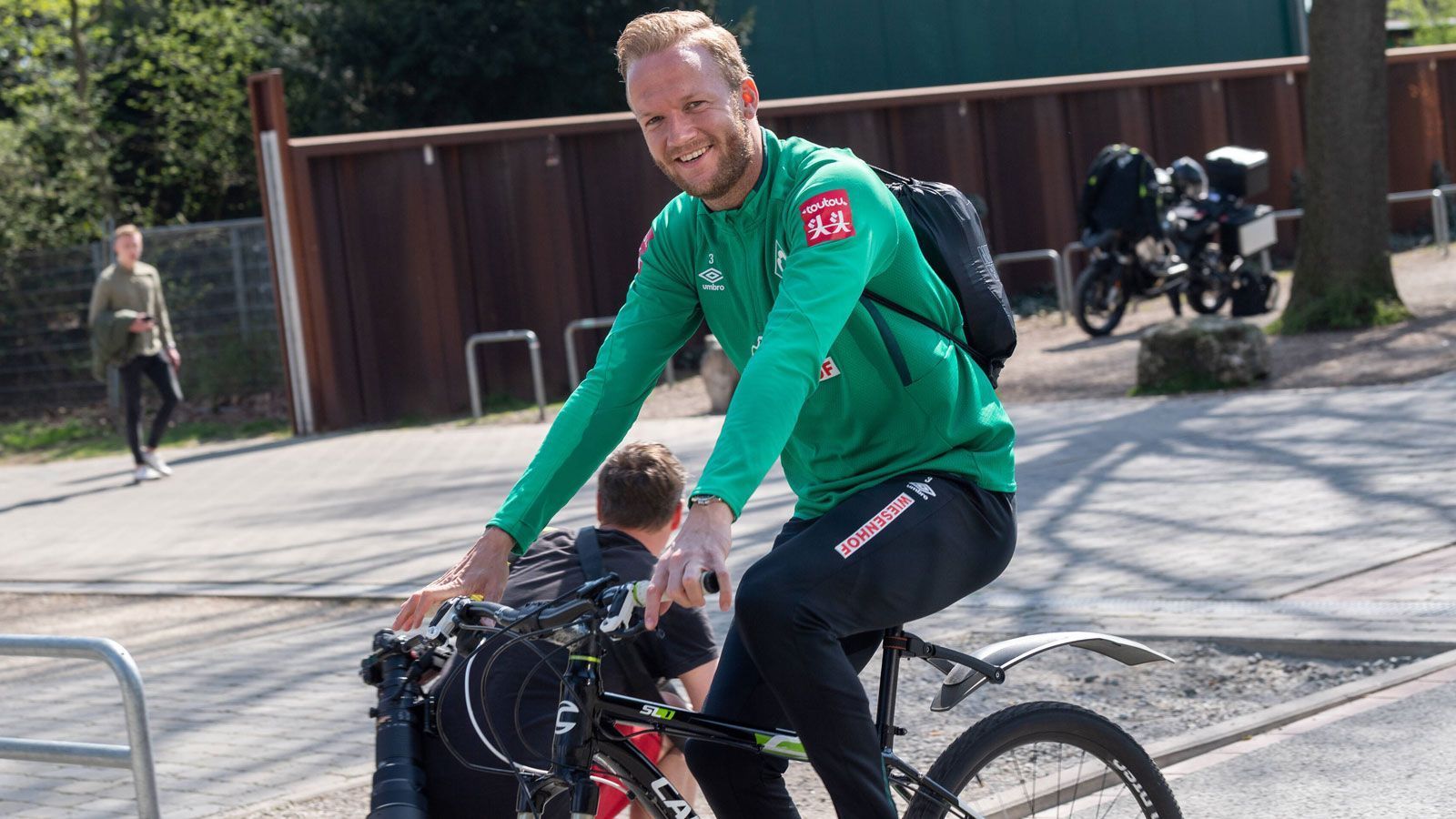 
                <strong>Pro Werder Bremen: Kevin Vogt wieder an Bord</strong><br>
                Kapitän Niklas Moisander muss wegen seiner Gelb-Roten Karte vom Donnerstag zuschauen, dafür meldet sich Kevin Vogt nach abgebrummter Gelb-Sperre wieder einsatzbereit. Die Leihgabe von 1899 Hoffenheim hat ihren Wert für die Bremer bereits mehrfach unterstrichen. Zwar agierte Vogt zuletzt auch nicht immer fehlerfrei, doch an ihn können sich die Mitspieler aufrichten. Der ehemalige U21-Nationalspieler geht voran und keinem Zweikampf aus dem Weg. Das ist genau die Mentalität, die in solchen Do-or-die-Spielen gefragt ist. Der Blondschopf sollte hochmotiviert sein, zumal er sicher nicht als Absteiger in den Kraichgau zurückkehren möchte.
              