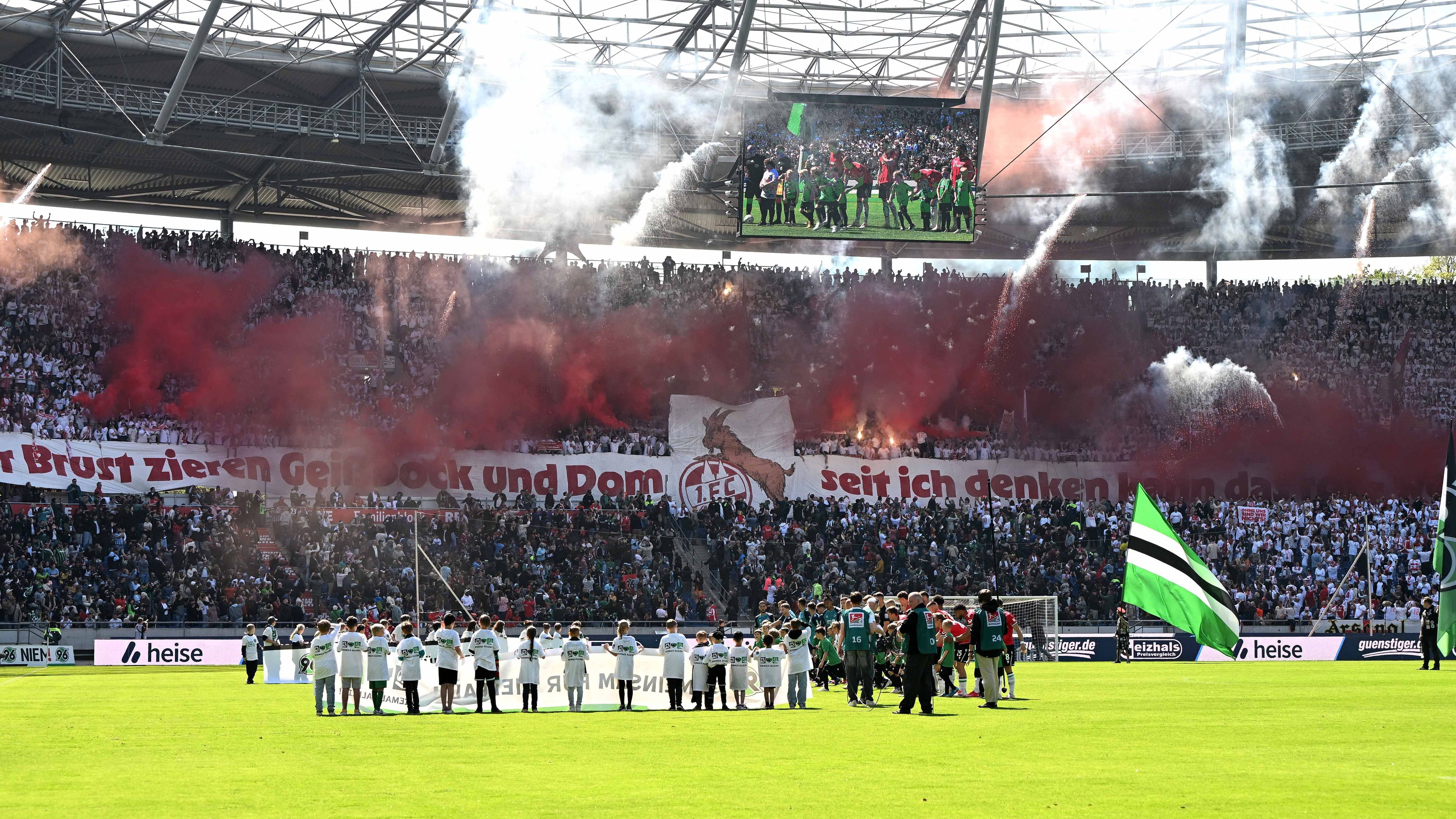 <strong>Platz 1: 1. FC Köln mit 924.355 Euro<br></strong><strong>Anzahl der Strafen:</strong> 18<br><strong>Geahndete Vorfälle:</strong> 37<br><strong>Geworfene Gegenstände:</strong> 11<br><strong>Gezündete Pyro:</strong> 1.460