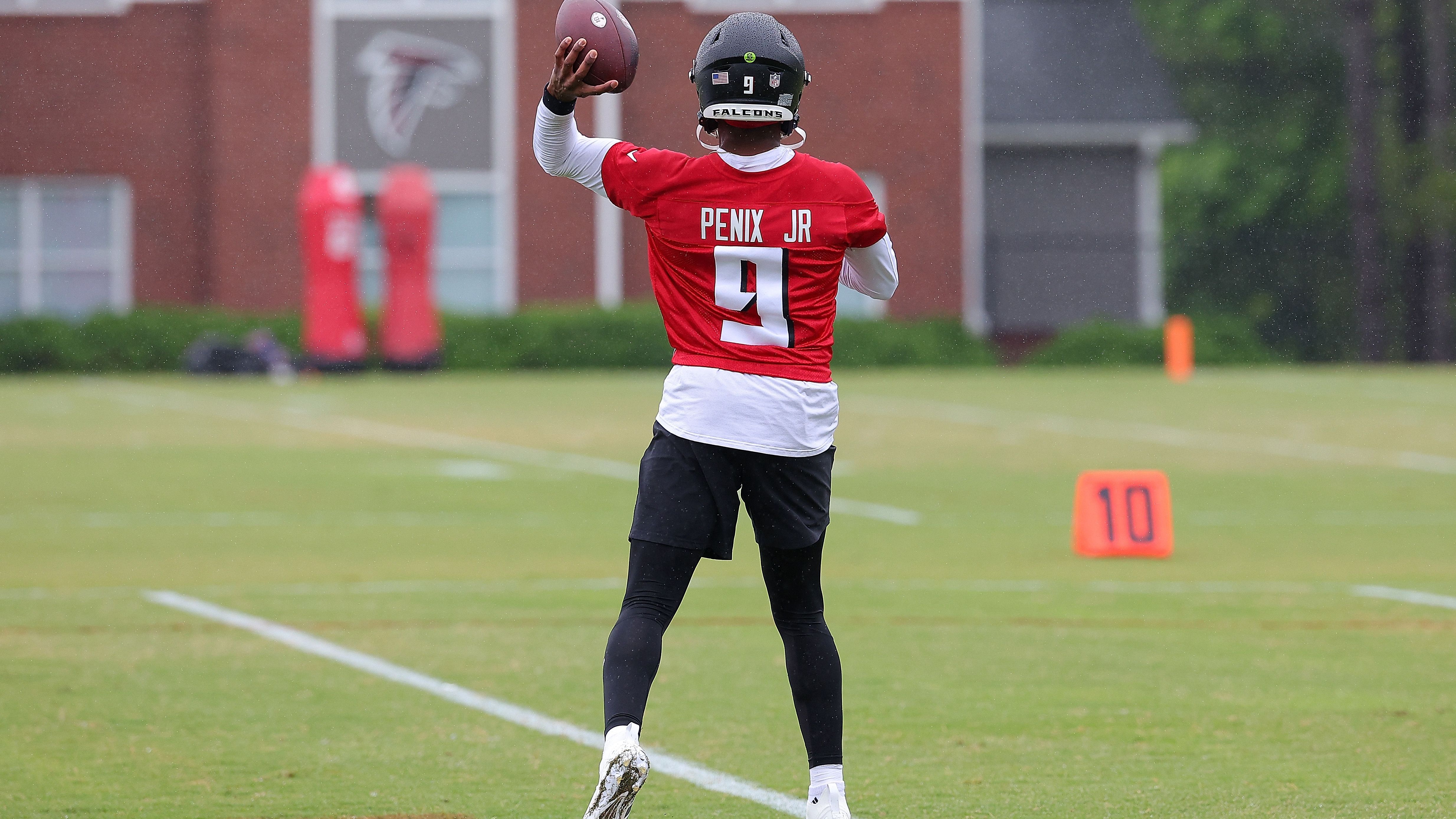 <strong>Atlanta Falcons - Zwei QBs sind besser als einer</strong><br>Seit dem Abgang von Matt Ryan sind die Falcons auf der Suche nach einem Nachfolger. Weder Marcus Mariota noch Desmond Ridder oder Taylor Heinicke konnten in die Fußstapfen treten. Das sonstige Team scheint solide, daher setzt man alles darauf, den richtigen Quarterback zu finden. Dafür geht neben viel Geld, um Kirk Cousins zu holen, auch der erste Draft-Pick für Michael Penix Jr. drauf. Sollte einer von beiden funktionieren, geht in dieser Saison viel.