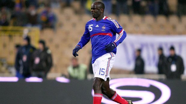 
                <strong>Frankreich: Lilian Thuram</strong><br>
                Abwehr: 2008 beendete Lilian Thuram im Alter von 36 Jahren wegen eines Herzfehlers seine Karriere. In der französischen Nationalmannschaft galt er als Abwehrchef und war teil der sogenannten goldenen Generation der "Equipe tricolore" in den späten 90ern. 1998 wurde er Weltmeister, 2000 gewann er den EM-Titel.
              