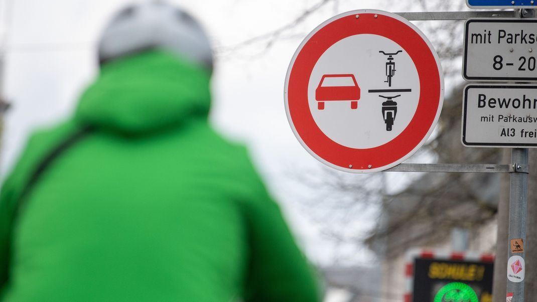 Ein Schild weist am Gautor auf das Überholverbot für Autos von Fahrrädern und Motorrädern hin. 