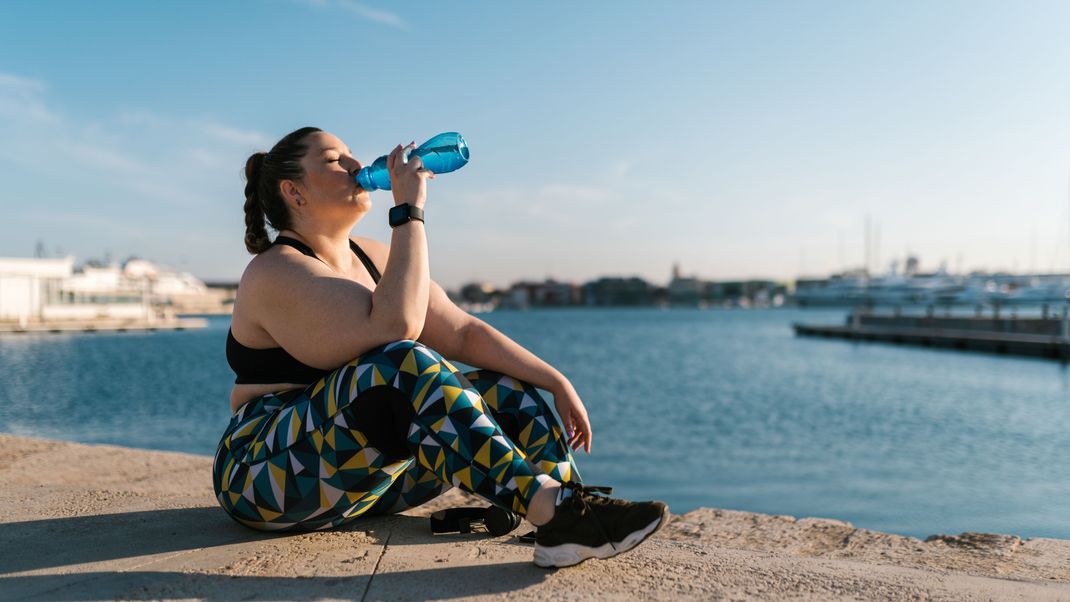 Nach dem Workout nicht stehenbleiben, sondern locker auslaufen - eine der wichtigsten Übungen. Und natürlich: Wasserhaushalt wieder auffüllen!