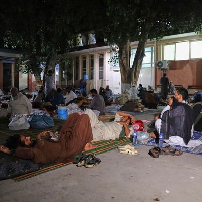 3. September 2025, Afghanistan, Mazar Dara: Afghan:innen, die von einem starken Erdbeben betroffen sind, das sich am 31. August im Osten des Landes ereignete, vor dem Nangarhar Regional Hospital