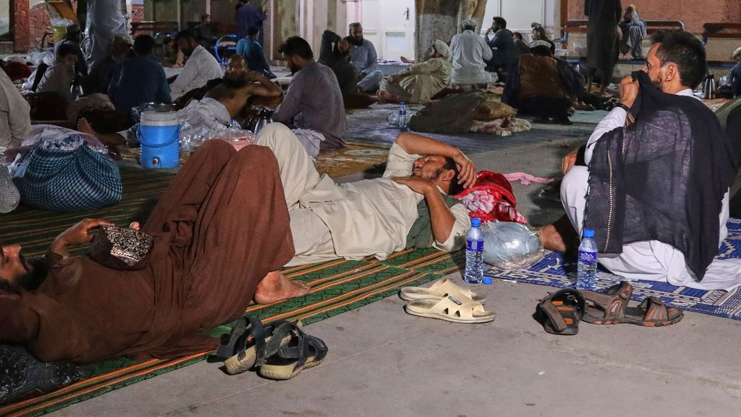 3. September 2025, Afghanistan, Mazar Dara: Afghanen, die von einem starken Erdbeben betroffen sind, das sich am 31. August im Osten des Landes ereignete, halten sich vor dem Nangarhar Regional Hospital auf.