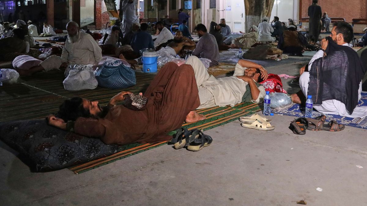 3. September 2025, Afghanistan, Mazar Dara: Afghan:innen, die von einem starken Erdbeben betroffen sind, das sich am 31. August im Osten des Landes ereignete, vor dem Nangarhar Regional Hospital