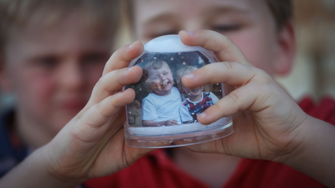 Fotos sind tolle Möglichkeiten, um DIY-Schneekugeln zu personalisieren.