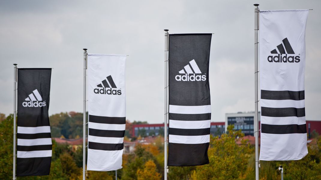  Ermittler:innen haben an Standorten von Adidas Durchsuchungen durchgeführt.