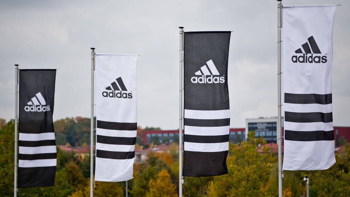  Ermittler:innen haben an Standorten von Adidas Durchsuchungen durchgeführt.