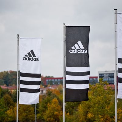  Ermittler:innen haben an Standorten von Adidas Durchsuchungen durchgeführt.
