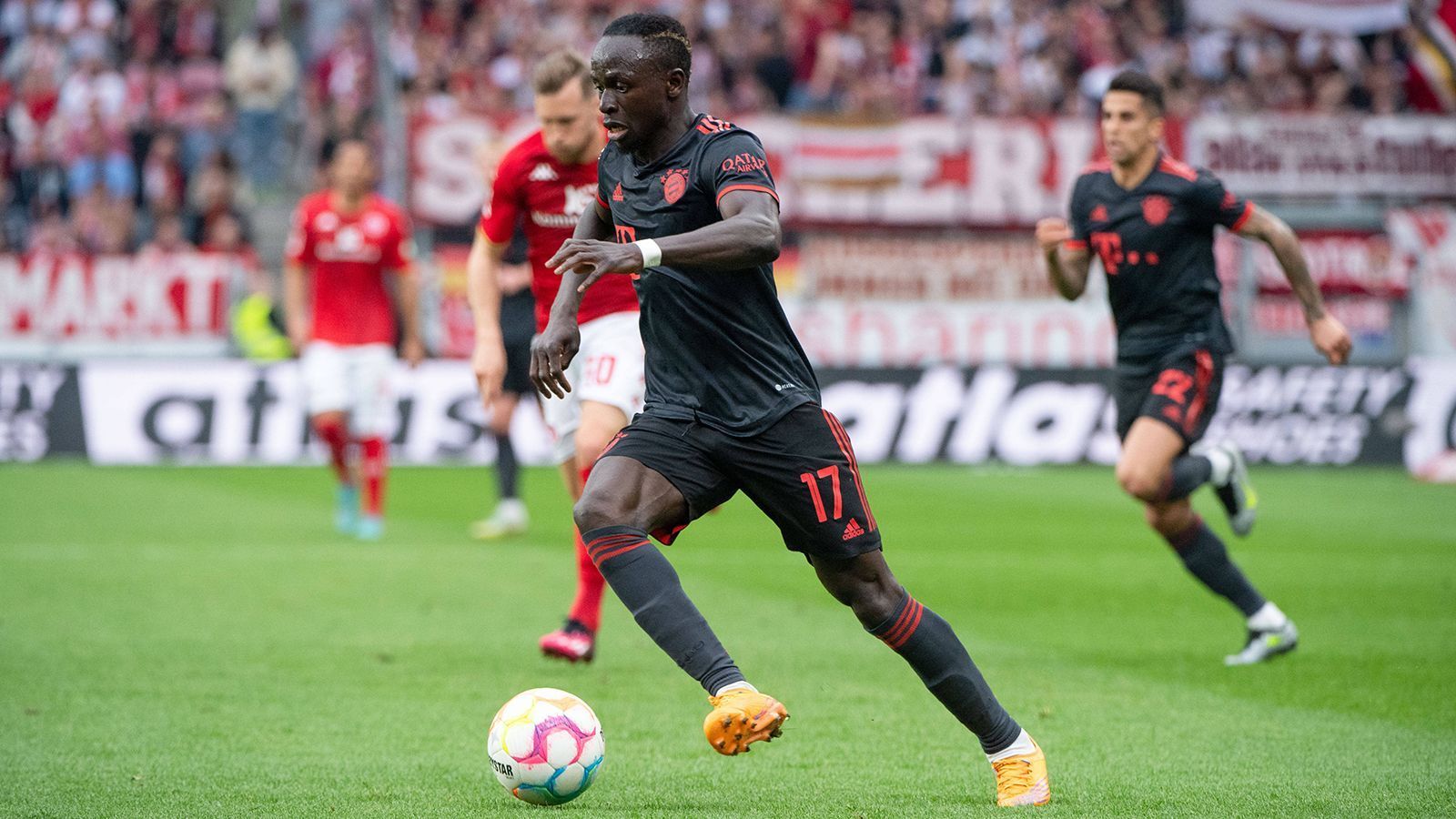 
                <strong>Sadio Mane </strong><br>
                Der Senegalese bekommt in Mainz ebenfalls eine Bewährungschance von Beginn an und kann diese doch einigermaßen nutzen. Als Mittelstürmer aufgeboten, sorgt Mane in der ersten Halbzeit einige Male für Gefahr, erzielt auch das zwischenzeitliche Führungstor für die Bayern. Doch dieses erste Bundesliga-Tor Manes seit dem Hinrunden-Duell gegen die Mainzer reicht nicht – er wie auch die Münchner Mannschaft insgesamt bauen im zweiten Durchgang ab. Nach dem dritten Gegentor nimmt ihn Tuchel vom Feld. ran-Note: 3
              