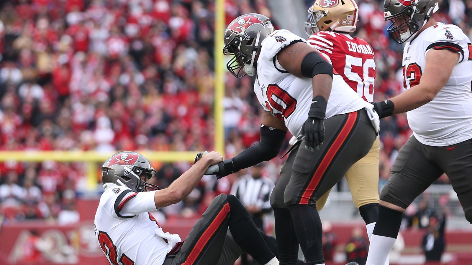 
                <strong>Wacklige Offenisve Line</strong><br>
                Die Offensive Line der Buccaneers rein nach Statistiken zu analysieren trügt ein wenig über die Qualität. Brady musste erst 16 Sacks einstecken und stand nur bei 20 Prozent seiner Passversuche unter Druck. Aber: Kein Quarterback wird den Ball durchschnittlich schneller los, als Brady (2,32 Sekunden bis zum Wurf). Bei vertikalen Passversuchen oder Spielzügen, die ein wenig Zeit brauchen, machen sich die Defizite in der Offensive Line, besonders auf ersatzgeschwächten Positionen, durchaus bemerkbar. Auch im Lauf blocken ist durch die Bank weg noch Luft nach oben ...
              