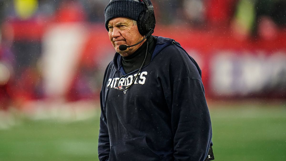 NFL, American Football Herren, USA Los Angeles Chargers at New England Patriots Dec 3, 2023; Foxborough, Massachusetts, USA; New England Patriots head coach Bill Belichick watches from the sideline...