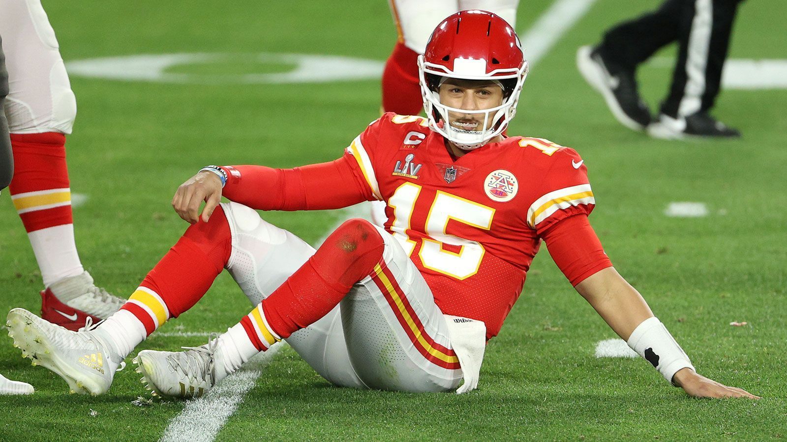 
                <strong>Patrick Mahomes' Umstrukturierung bei den Chiefs</strong><br>
                Nach der wilden Fahrt durch die Vertragswerke der Herren Brady, Hill und Brees mutet es schon als "business as usual" an, was sich die Kansas City Chiefs ausgedacht haben, um sich auch Cap Space freizuschaufeln. Beispielsweise wurde bei Patrick Mahomes am Megavertrag herumgedoktert, und zwar so: Gut 21,7 Millionen US-Dollar vom Roster Bonus wurden in Signing Bonus umgewandelt, womit der Betrag auf die nächsten fünf Jahre verteilt werden kann. Folglich beträgt der Cap Hit des Star-Quarterback statt 24,8 nur noch 7,4 Millionen US-Dollar. Gar nicht übel, oder? Laut NFL-Reporter Kevin Patra mussten die Chiefs dank einer Klausel Mahomes nicht einmal über die Umstrukturierung informieren. Wobei: Angesichts von 450 Millionen US-Dollar für zehn Jahre kann der Playmaker natürlich schonmal ein Auge zudrücken.
              