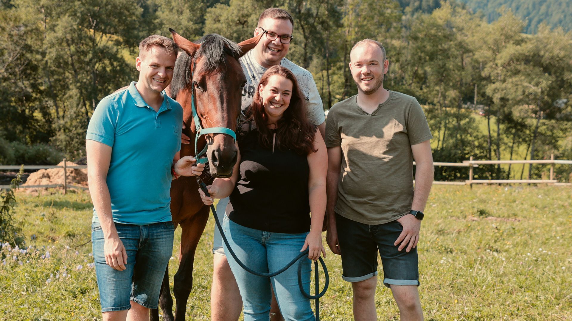 Cynthia freut sich bereits auf eine lustige Woche mit ihren Hofherren.