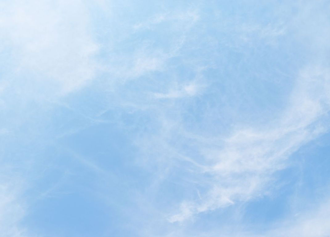 Cirrostratus-Wolken verleihen dem Himmel oft ein milchiges Aussehen.