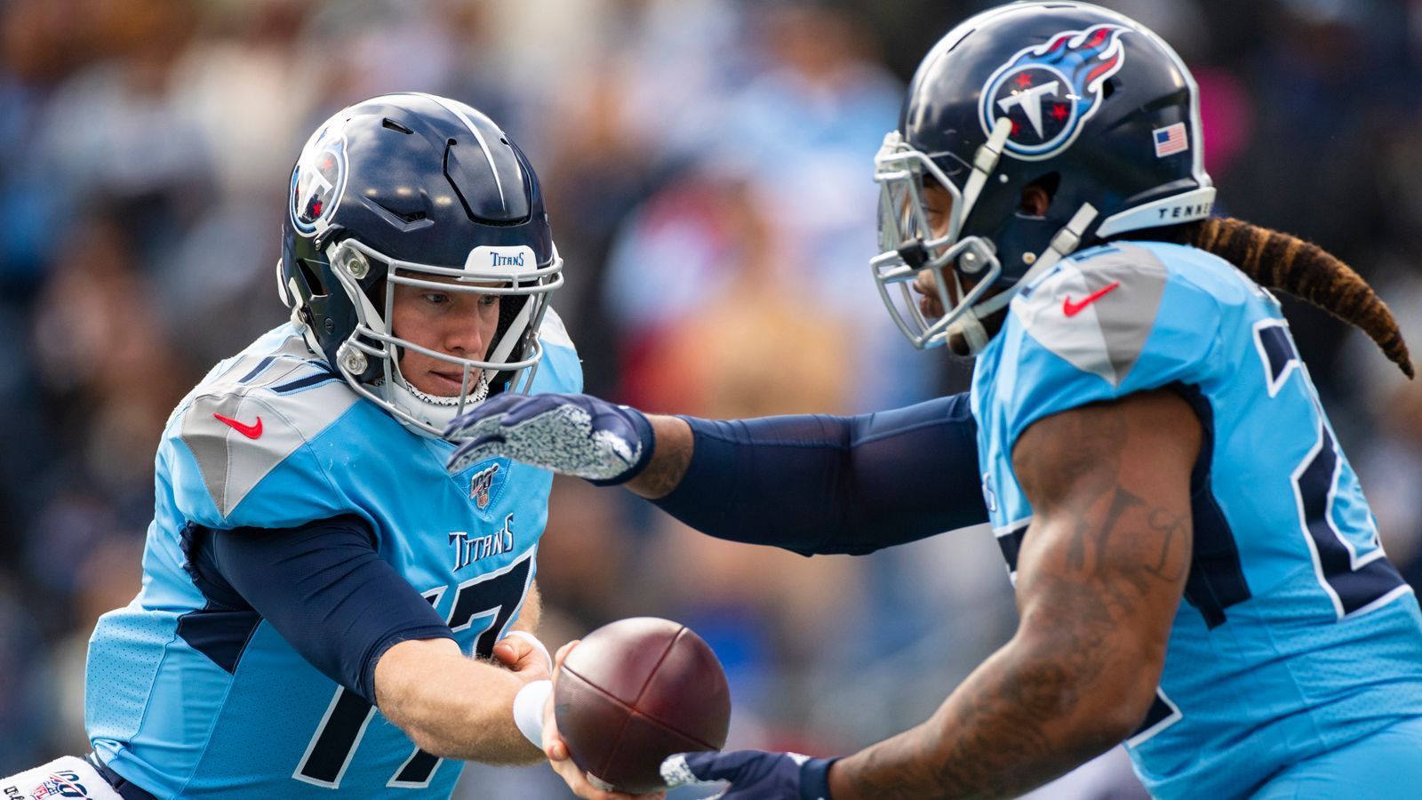 
                <strong>Gewinner: Offense der Tennessee Titans</strong><br>
                Dass die Titans noch auf den letzten Drücker in die Playoffs gekommen sind, haben sie vor allem ihrer Offense zu verdanken, allen voran Running Back Derrick Henry, der 2019 förmlich explodiert. Mit seinen 1540 Rushing Yards ist er die Nummer eins der Liga, mit seinen 16 Touchdowns (zusammen mit Aaron Jones) ebenfalls. Orchestriert wird die Offensive von Ryan Tannehill, der bei den Titans so etwas wie seinen zweiten Frühling erlebt. Er hatte am siebten Spieltag bei einer 2-4 Bilanz übernommen und kommt auf 2742 Yards, 22 Touchdowns und sechs Interceptions. Ein weiteres starkes Ziel für ihn: Wide Receiver A.J. Brown (1051 Yards, acht Touchdowns).
              