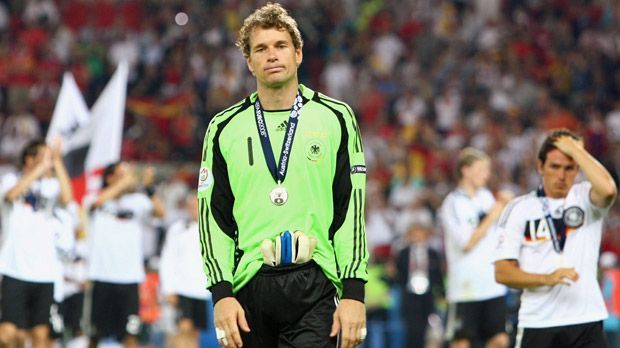 
                <strong>EM 2008 Finale</strong><br>
                EM 2008: Im Viertelfinale setzten sich Jens Lehmann und seine Kollegen mit 3:2 gegen Portugal durch, im Halbfinale mit demselben Ergebnis gegen die Türkei. Im Endspiel kostete eine Unachtsamkeit vor dem Gegentreffer durch Fernando Torres dann den EM-Titel.
              