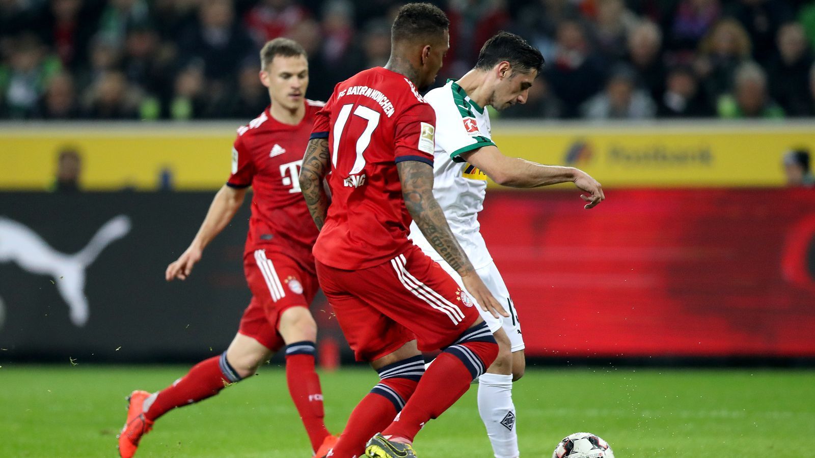 
                <strong>Laufleistung</strong><br>
                Team: Gladbach 116,45 Kilometer pro Spiel, Bayern 114,18 Kilometer pro SpielEinzelspieler: Lars Stindl 13,32 Kilometer pro Spiel, Joshua Kimmich 12,48 Kilometer pro Spiel
              