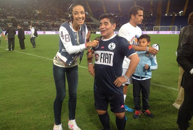 
                <strong>Laura Barriales und Diego Maradona </strong><br>
                Maradona hat aber dennoch sichtlich viel Spaß mit der spanischen Reporterin. 
              
