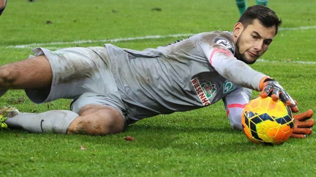
                <strong>Eric Oelschlägel</strong><br>
                Eric Oelschlägel: Der 20-Jährige erhält bei Werder Bremen einen Profivertrag bis 2018. Das teilte der Klub in der Winterpause mit. Und einige Fans dürften mit Blick auf den Namen sicherlich geschmunzelt haben. Doch es gibt Kandidaten, die legen sogar noch einen drauf ...
              