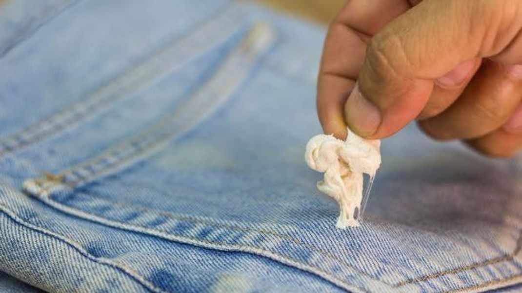 Kaugummi klebt auf deiner Jeans? Ein Radiergummi kriegt ihn weg.