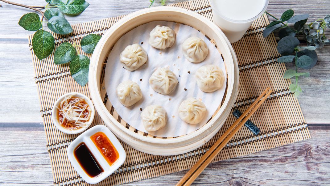 Xiao Long Bao wird auch gern "Suppenknödel" genannt. Denn wenn man darauf beißt, erwartet dich eine neben der Fleischfüllung eine schmackhafte Suppe.