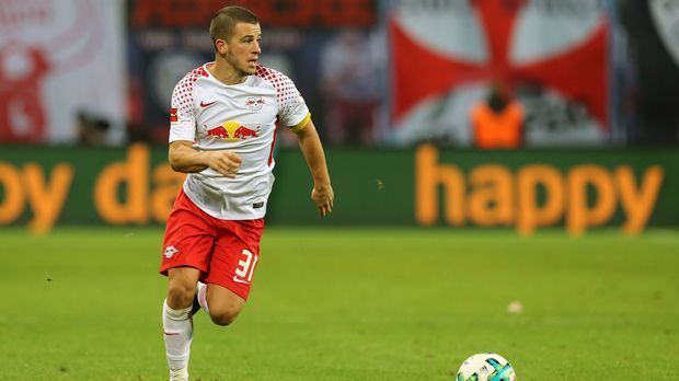 
                <strong>Defensives Mittelfeld - Diego Demme (RB Leipzig)</strong><br>
                Durch die Leipziger Finanzkraft kann sich der Vizemeister in jeder Transferperiode mit neuen Talenten verstärken. Doch ein Mann hält sich schon seit Januar 2014 im "Bullen"-Kader: Diego Demme. Der frühere Paderborner ist im System von Trainer Ralph Hasenhüttl aufgrund seines Einsatzes und seiner Lauffreude ein wichtiger Bestandteil. Im Sommer 2017 wäre der 26-Jährige sogar mit zum Confed Cup gefahren, musste jedoch kurzfristig verletzt absagen. Im Herbst durfte der nur 1,70 Meter große Mittelfeld-Arbeiter dann sogar in der Champions League ran - was für eine Entwicklung! Als Demme nach Leipzig kam, war der Klub nämlich in der 3. Liga.
              