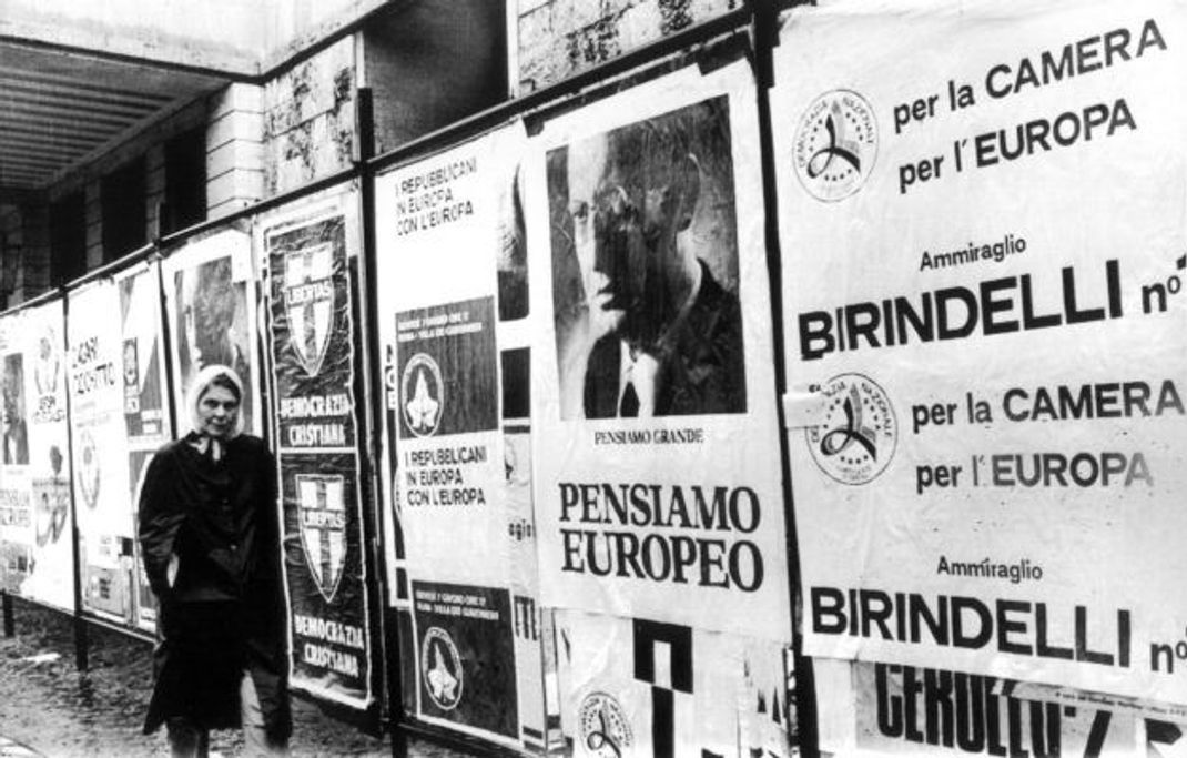 Eine Plakatwand im italienischen Rom während der ersten Europawahl im Juni 1979.