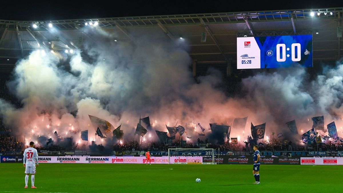 Im KSC-Block wurde ordentlich Pyrotechnik abgefackelt