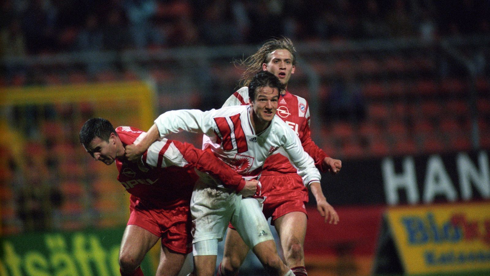 
                <strong>Platz 7 (geteilt): Bayern München II - VfB Stuttgart 9:8 n.E. (18 Elfmeter/ Saison 1994/1995)</strong><br>
                Wieder waren die Amateure des FC Bayern München in ein langes Elfmeterschießen verwickelt. Und wieder gewannen die Bayern. Im Stadion an der Gründwalder Straße sah der VfB im Achtelfinale schon wie der sichere Sieger aus, doch Gerhard Poschner und Marc Kienle vergaben die letzten zwei Elfmeter. Es ging weiter und während die Münchener alles trafen, scheiterte Slobodan Dubajic als 18. Schütze.
              