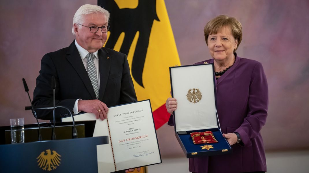 Angela Merkel, (CDU), ehemalige Bundeskanzlerin, bekommt von Bundespräsident Frank-Walter Steinmeier das Großkreuz des Verdienstordens der Bundesrepublik Deutschland in besonderer Ausführung im Schloss Bellevue verliehen. 