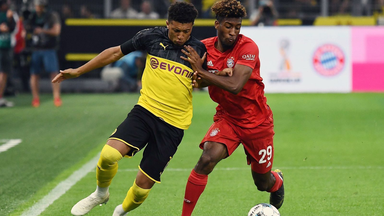 
                <strong>Jadon Sancho</strong><br>
                Hat viele gute Ideen im Spiel nach vorne. Bereitet die Riesen-Chance in der 14. Minute mit einem schönen gechipten Pass vor. Bisweilen aber auch etwas schlampig. Spielt bei einem schönen Angriff in der 27. Minute zu spät ab und vergibt so eine gute Gelegenheit. Zeigt bei der Vorlage zum 1:0 aber seine ganze Klasse, als er den Ball erst gegen mehrere Bayern-Spieler behauptet und den Ball dann durch Tolissos Beine zu Alcacer spitzelt. Kann dann seine Schnelligkeit im Konter ausspielen und tunnelt Neuer zum 2:0. Der Mann des Spiels. Wird in der 81. Minute mit Standing Ovations verabschiedet. Für ihn kommt Bruun Larsen. ran-Note: 1
              