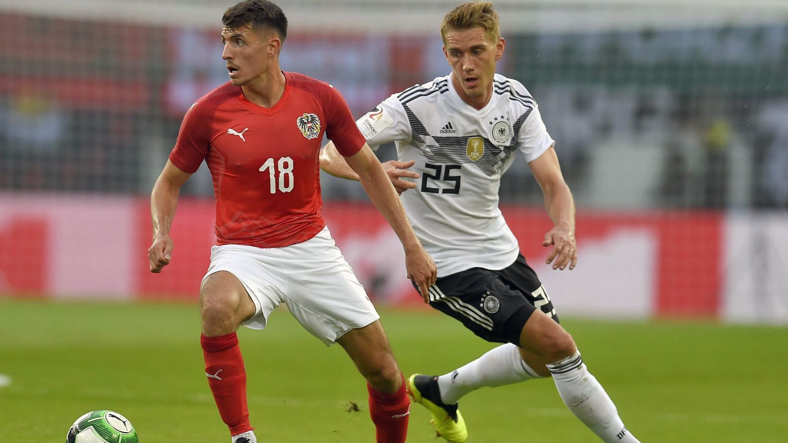 
                <strong>Nils Petersen</strong><br>
                Er hätte wohl ein Top-Spiel benötigt, um sich für einen Platz im WM-Kader zu empfehlen. Doch der Freiburger erwischt ein unglückliches Debüt bei der Nationalmannschaft. Das Spiel läuft völlig an ihm vorbei, auch weil er von den Mitspielern oft nicht gesehen wird. Lediglich als Vorbereiter tritt er einmal in Erscheinung. ran-Note: 5
              