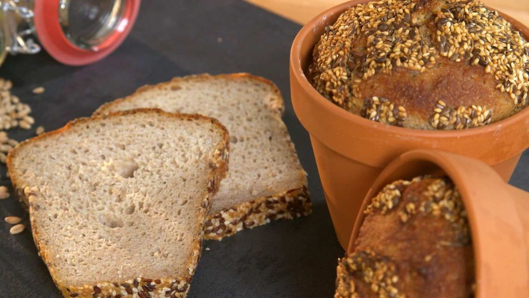 Für eine tolle Brotform wird das Brot im Blumentopf gebacken.