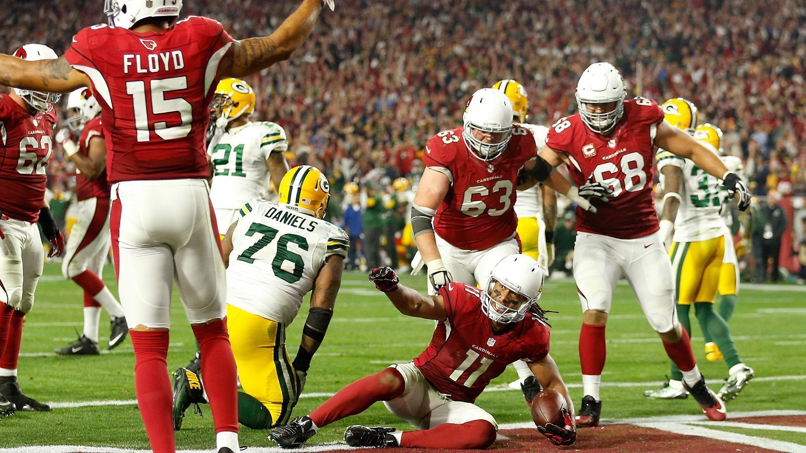 
                <strong>Green Bay Packers @ Arizona Cardinals (20:26 OT, 16. Januar 2016, NFC Divisional Round): </strong><br>
                Das Duell bot in den letzten Minuten Dramatik pur. Mit einer Hail Mary auf Jeff Janis rettete Aaron Rodgers die Gäste in die Overtime. Dort hatte schließlich Larry Fitzgerald seinen großen Auftritt: Mit seinem Catch schickt er die Cardinals ins Championship Game und die Packers ins Tal der Tränen.
              