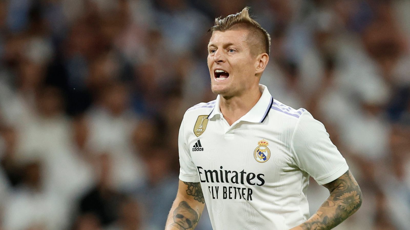 
                <strong>Toni Kroos</strong><br>
                Der fünfmalige Champions-League-Sieger fokussiert sich auf die Defensivaufgaben, luchst in der 6. Minute Haaland mustergültig den Ball ab. Er positioniert sich gut und macht das Zentrum dicht, verhindert Zuspiele zu Haaland. Kurz vor der Halbzeit kassiert er die gelbe Karte. In der 2. Halbzeit mischt er sich auch mehr in das Offensivspiel ein. ran-Note: 2
              