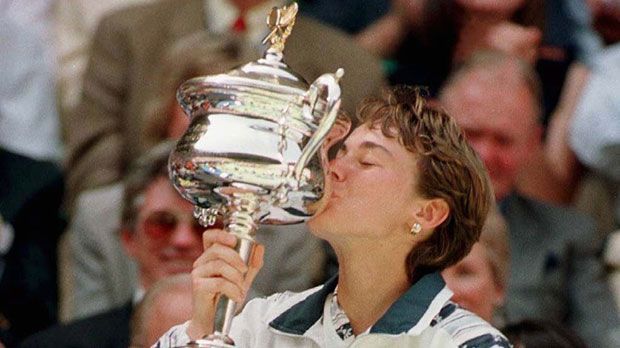 
                <strong>Martina Hingis anno 1999</strong><br>
                Martina Hingis kam 1980 als Tochter zweier Tennisspieler in der heutigen Slowakei zur Welt. Mit zwei Jahren begann sie zu trainieren, wurde mit 16 die jüngste Nummer eins der Welt und gewann bis 1999 fünf Grand-Slam-Turniere.
              