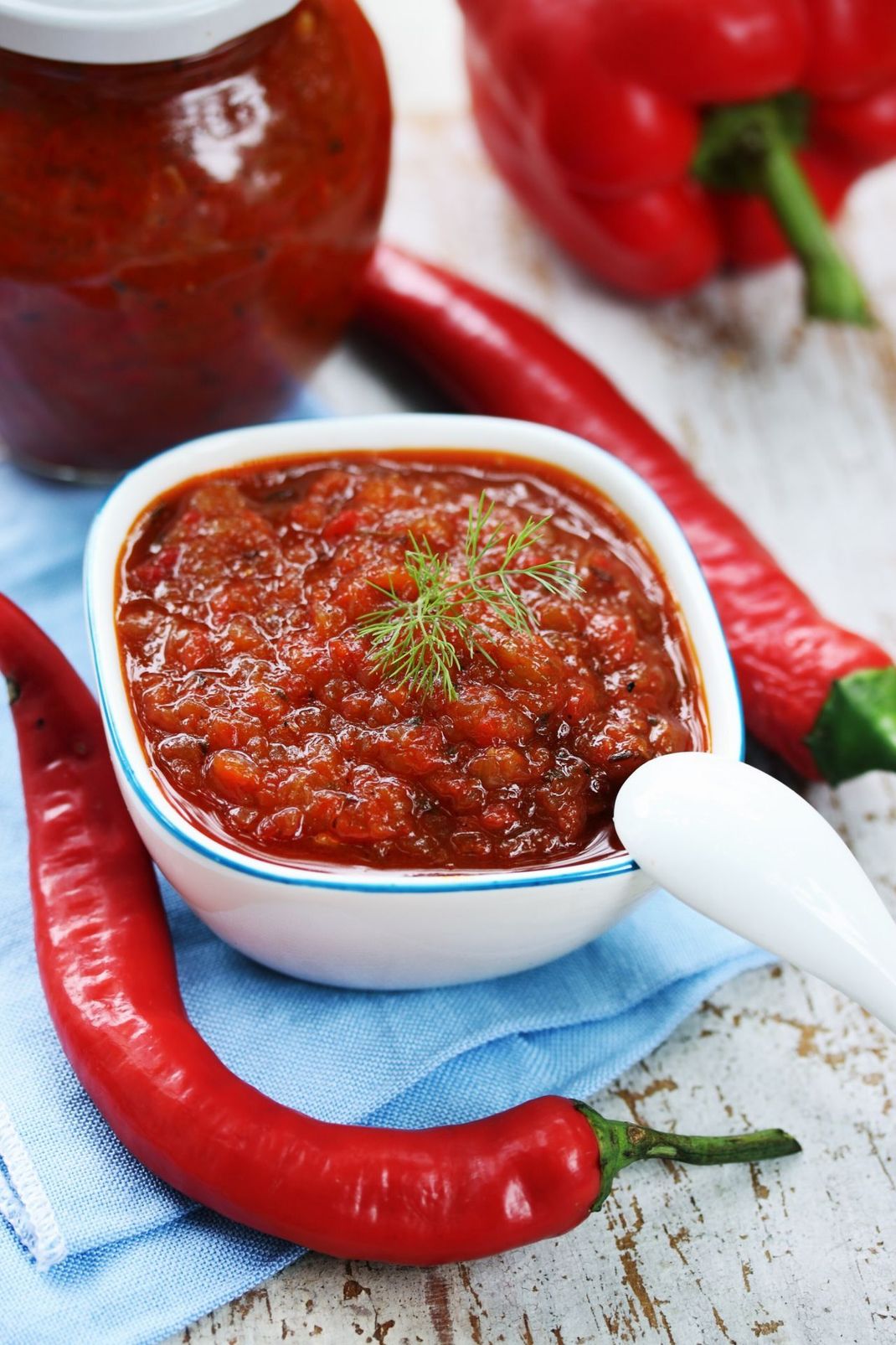 Süß &amp; scharf: Paprika-Chutney kann man als Beilage zu Fleischgerichten essen, aber auch auf geröstetem Brot schmeckt es gut. 