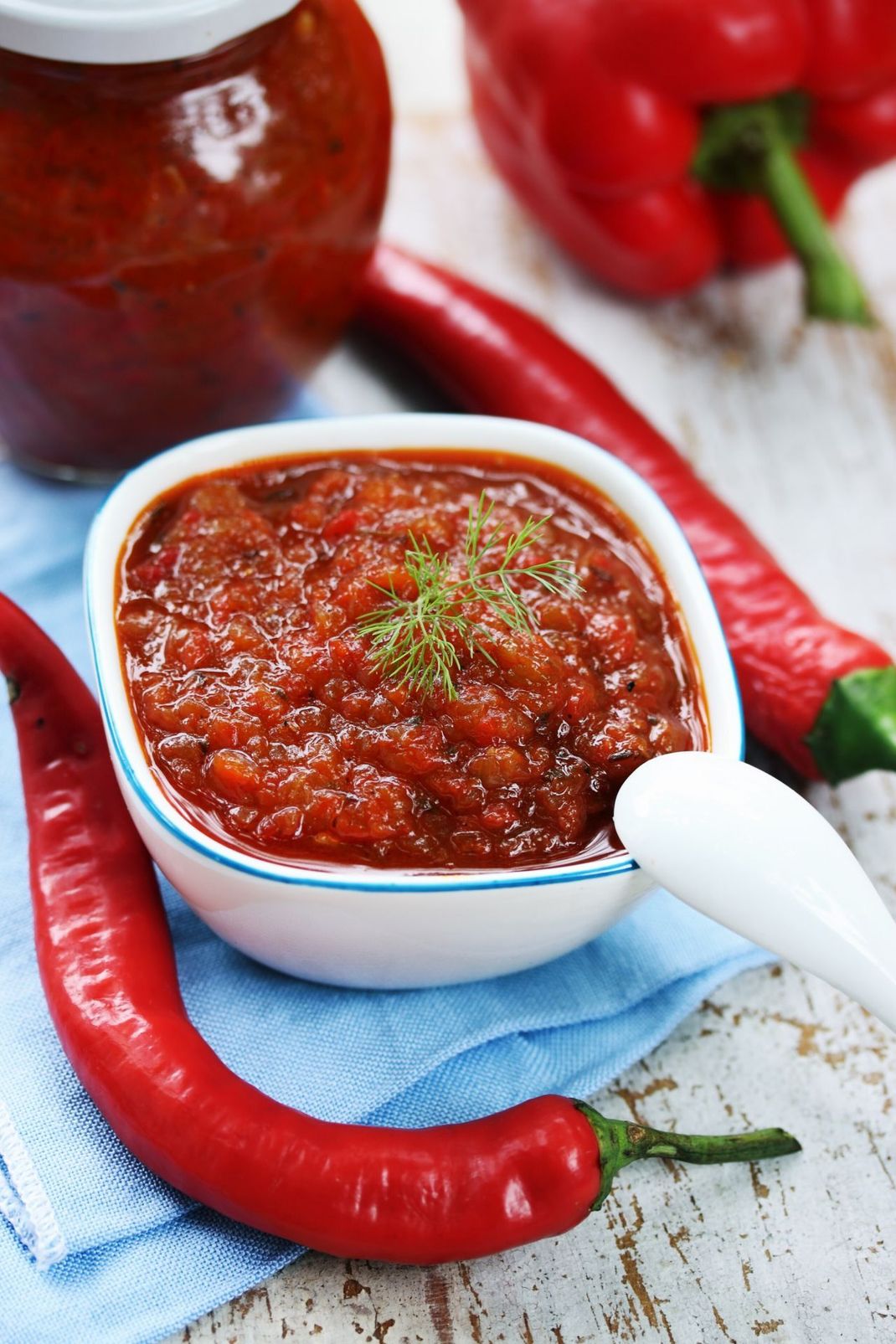 Süß &amp; scharf: Paprika-Chutney kann man als Beilage zu Fleischgerichten essen, aber auch auf geröstetem Brot schmeckt es gut. 