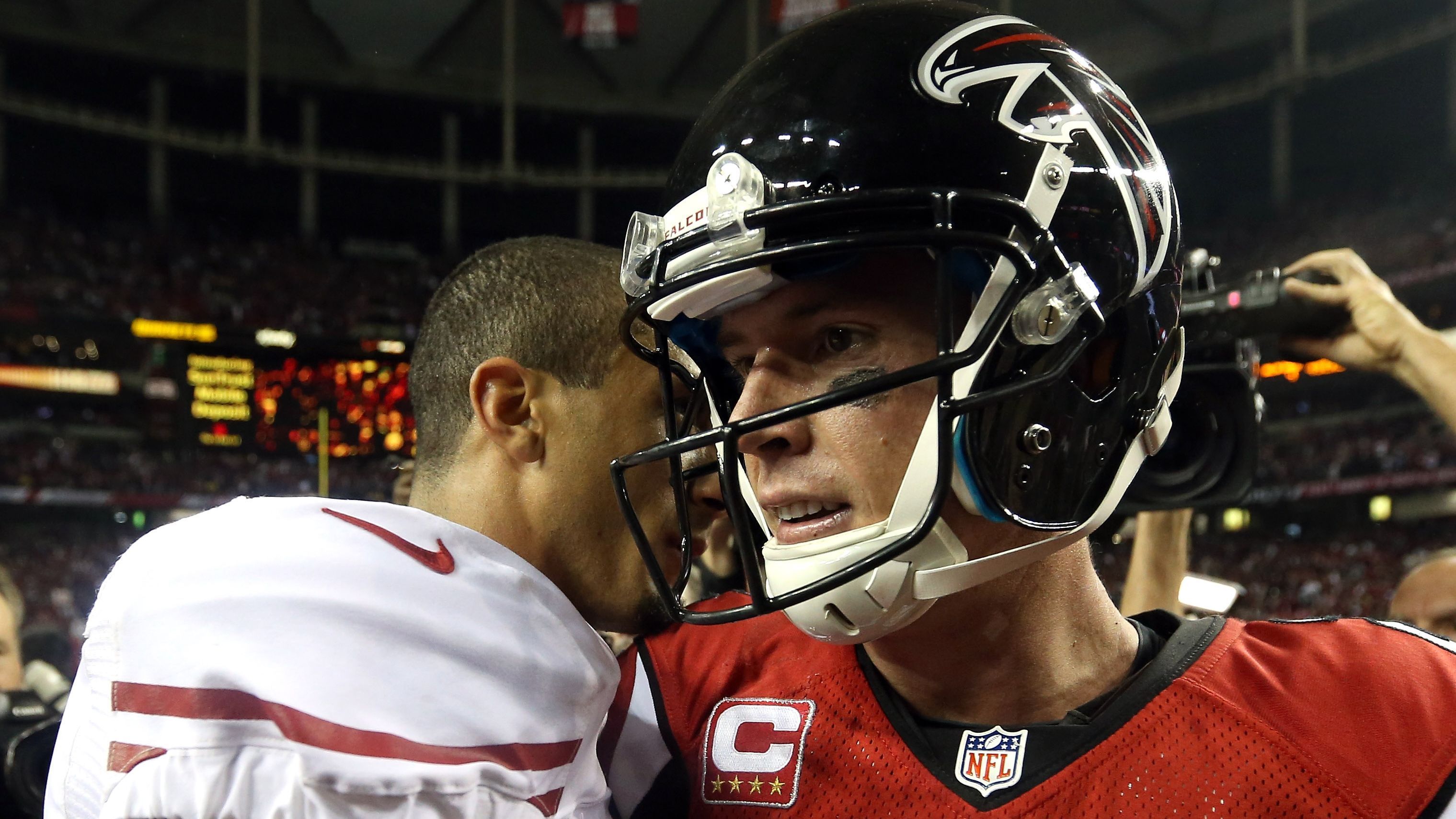 
                <strong>NFC Championship Game: Atlanta Falcons verspielen 17:0-Führung gegen San Francisco 49ers</strong><br>
                Stattdessen wurde die Führung der Falcons noch vor der Pause mit 14 Punkten der 49ers beantwortet. In den letzten zwei Minuten des Spiels kamen die Falcons sogar nochmal bis an die 10-Yard-Linie von San Francisco heran, konnten den Ball aber nicht über die Linie drücken und verloren schlussendlich noch mit 24:28. Obwohl die 49ers das Spiel gewannen, siegten sie in der Folge aber nicht im Super Bowl: Die Baltimore Ravens schlugen San Francisco in Super Bowl LVII mit 34:31.
              