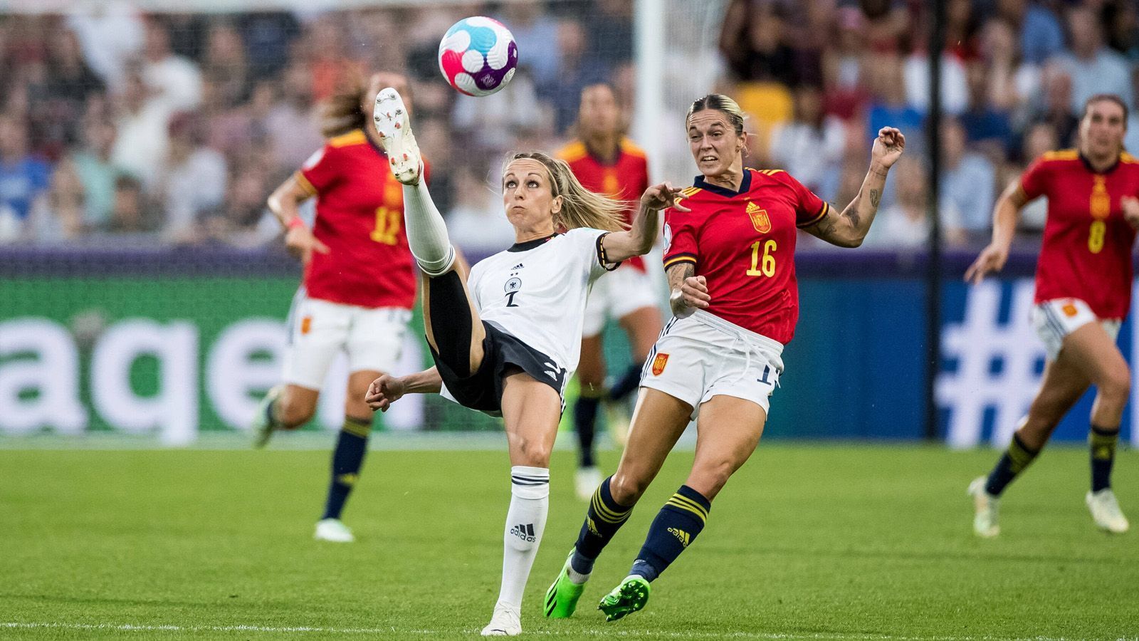 
                <strong>Kathrin Hendrich</strong><br>
                Steht in der 10. Minuten schlecht, hebt das Abseits auf und ermöglicht den Spanierinnen die erste große Chance. Bildet danach mit Hegering die bockstarke Innenverteidigung der deutschen Frauen. ran-Note: 2
              