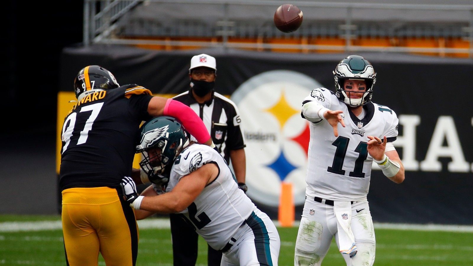 
                <strong>Pittsburgh Steelers</strong><br>
                Noch läuft der Vertrag von Ben Roethlisberger für ein Jahr. Es ist nicht unwahrscheinlich, dass der Altmeister seinen Kontrakt noch einmal verlängert. Sollte er sich im Alter von inzwischen 38 Jahren aber für einen Rücktritt entscheiden, könnte Wentz eine Option werden. Steelers-Backup Mason Rudolph geht in das letzte Jahr seines Rookie-Vertrages und muss erst noch beweisen, dass er Big Ben überhaupt ersetzen könnte. Aber selbst wenn der Routinier nach dieser Saison in den Ruhestand gehen sollte, muss dessen Kontrakt noch mit 20 Millionen US-Dollar auf den Cap Space angerechnet werden.
              