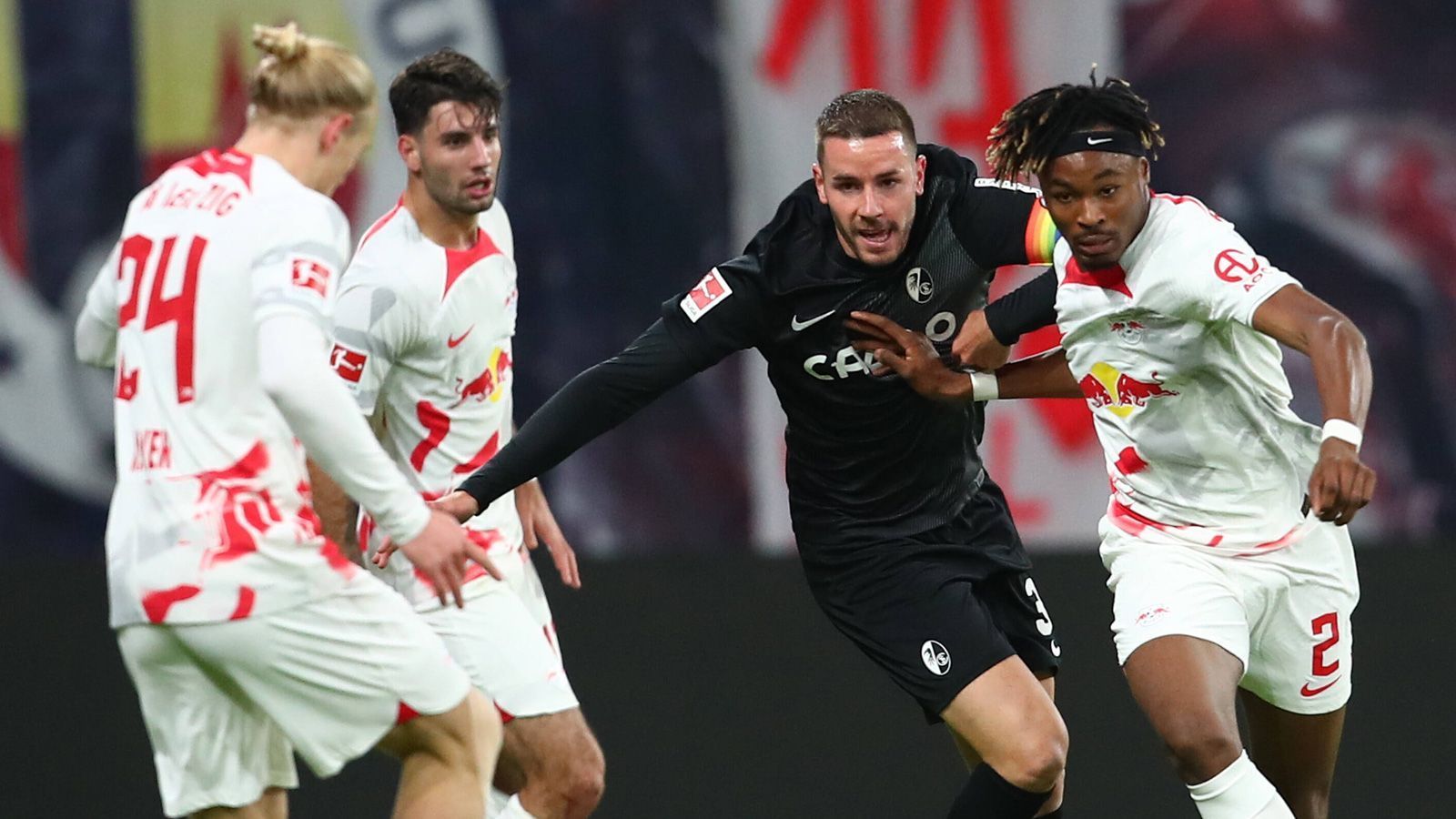 
                <strong>Christian Günther (SC Freiburg)</strong><br>
                Der Immer-Spieler des SC Freiburg wurde am Mittwochabend bei der Niederlage gegen RB Leipzig tatsächlich nach 55 Minuten ausgewechselt und konnte keine Werbung mehr für sich machen. Da Flick aber hinten links nicht extrem viel Auswahl hat, sollte Günther aufgrund der starken Hinrunde Chancen haben. WM-Zug: Die Chancen, dass Günther mitfährt, sind 50:50
              