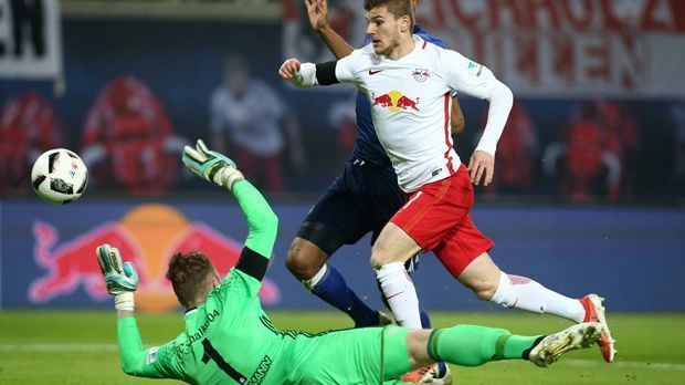 
                <strong>Timo Werner</strong><br>
                Timo Werner: "Naldo reißt an mir, ich komme bei dem Tempo ins Straucheln und schließe daher auch unkontrolliert ab, wie jeder sehen konnte. Natürlich sieht es dann nicht nur nach einer Schwalbe aus, sondern es ist eine - Punkt. Denn wenn Ralf Fährmann mich nicht berührt, was ich ja immer bestätigt habe, was ist es sonst?", sagte Werner.
              