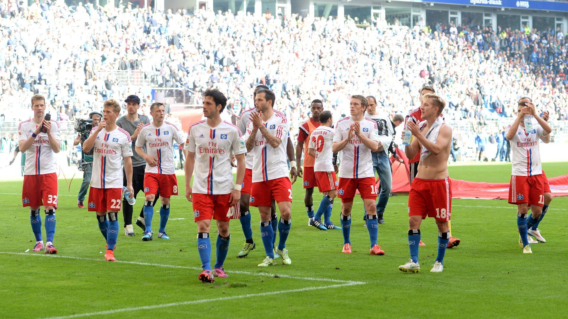 
                <strong>Saison 2014/15 (Hamburger SV)</strong><br>
                Ein Punkt und neun Tore trennten den Tabellen-17. HSV nach dem vorletzten Spieltag der Saison 2014/15 vom VfB Stuttgart auf Platz 16. Am 34. Spieltag schlugen die Hanseaten den Tabellen-Fünften Schalke 04 mit 2:0 und retteten sich mit 35 Punkten noch auf den Relegationsplatz 16. Die Stuttgarter sprangen dank eines 2:1 in Paderborn sogar noch auf den 14. Platz. Der SC Freiburg dagegen fiel wegen des 1:2 im direkten Duell in Hannover vom 14. auf den 17. Platz zurück und musste mit 34 Zählern zurück in Liga 2. In der Relegation bekam es der HSV mit dem KSC zu tun - unvergessen bei diesem Duell bleibt der Last-Minute-Freistoßtreffer von Marcelo Diaz im Rückspiel, der die Hanseaten in die Verlängerung rettete. Dort gelang Nico Müller in der 115. Minute das entscheidende 2:1, das den Klassenerhalt bedeutete.
              