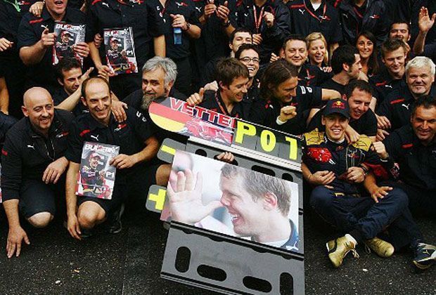
                <strong>Erster Sieg in Monza</strong><br>
                Vettels Karriere ging von da an steil bergauf. Im Toro Rosso holte er beim Großen Preis von Italien in Monza seine erste Pole Position und am Tag darauf seinen ersten Sieg - beides als jüngster Fahrer in der Formel-1-Geschichte
              