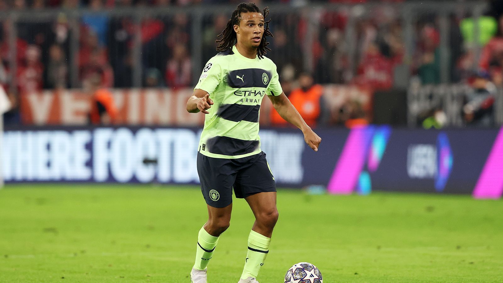 
                <strong>Nathan Ake (Manchester City)</strong><br>
                Der Niederländer hat auf der linken Abwehrseite Riesenprobleme mit Comane, gegen den er fast immer das Nachsehen hat und sich oft nur mit Fouls zu behelfen weiß. Glück, dass die Bayern so wenig daraus machen. Muss nach 66 Minuten angeschlagen runter. ran-Note: 5
              